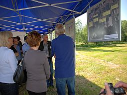 Kurze Einführung ins Labertalprojekt durch Herrn Vaas (Regierung von Niederbayern) und Herrn Schacht (Wasserwirtschaftsamt Landshut) im Infopavillon