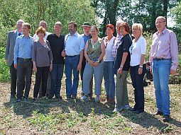 Gruppenbild des Umweltausschusses des Bayerischen Landtags mit seinem Vorsitzenden Dr. Magerl und MDgt Dr.- Ing. Grambow (Leiter Abteilung Wasserwirtschaft am Bayerischen Ministerium für Umwelt und Gesundheit)