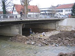 Tieferlegung der Gewässersohle im Brückenbereich