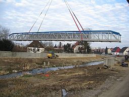 Ende Dezember 2007 wurde der neue Pfettrach-Steg beim Altdorfer Sportzentrum eingehoben