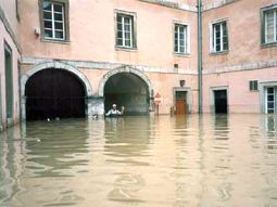 Pfingsthochwasser 1999: Überfluteter Innenhof, höchster Wasserstand ca. 0,5 m höher