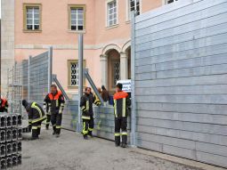 Probeaufbau des Dammbalkenverschlusses am Nordtor durch die freiwillige Feuerwehr Kelheim