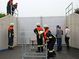 Freiwillige Feuerwehr Hienheim beim Probeaufbau des Dammbalkenverschlusses