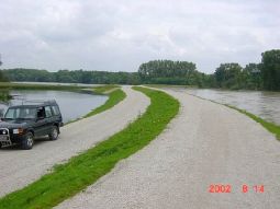 Deichrückverlegung nach Fertigstellung (Aufnahme August-Hochwasser 2002)