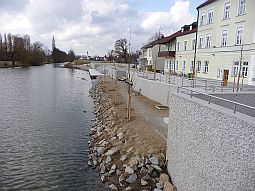 linkes Vilsufer - Hochwasserschutzmauer nach Fertigstellung und Bepflanzung