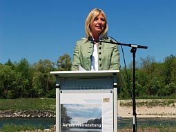 Teilgebiet 5: Kohärenzschwerpunkt Landau – Maßnahme E.11: Umweltministerin Ulrike Scharf bei ihrer Eröffnungsrede zum Projektbeginn des LIFE Natur-Projekt Flusserlebnis Isar