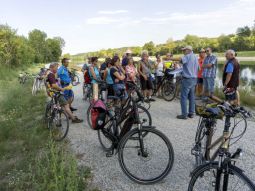 Bei einer geführten Radtour werden verschiedene Naturschutzmaßnahmen gezeigt und erläutert.