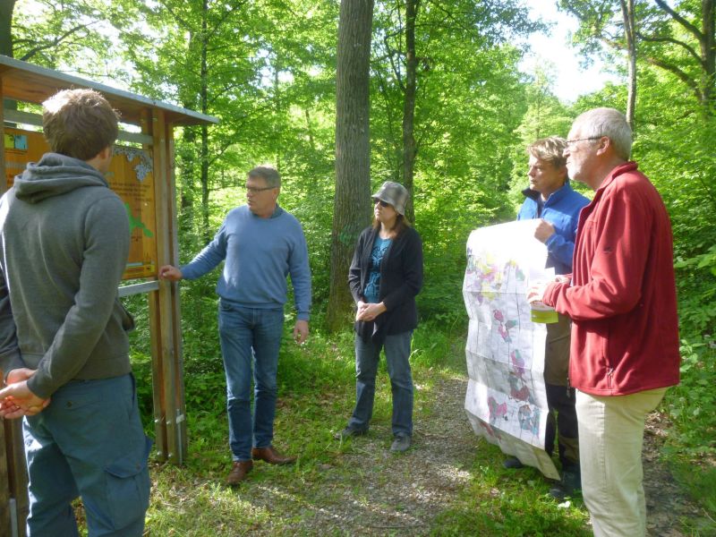 Erfahrungstausch bei einem Besuch des LIFE+ Projektes Wälder und Wiesentäler am Steigerwaldrand bei Ipfofen