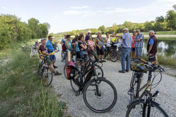 Bei einer geführten Radtour werden verschiedene Naturschutzmaßnahmen gezeigt und erläutert