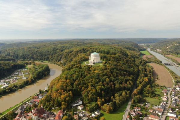 Altmühltal mit Befeiungshalle Altmühltal mit Befeiungshalle